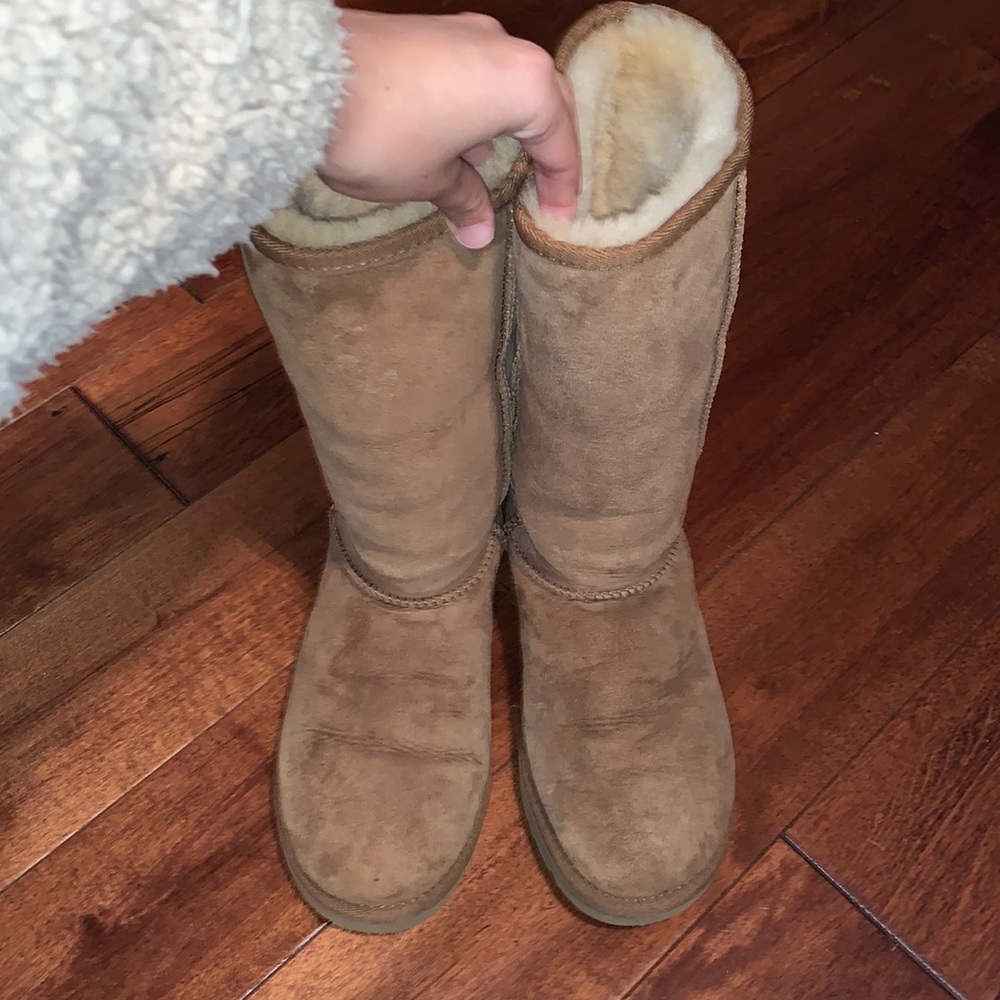 GENTLY WORN Tall Ugg boots!! Perfect for the fall/winter time!